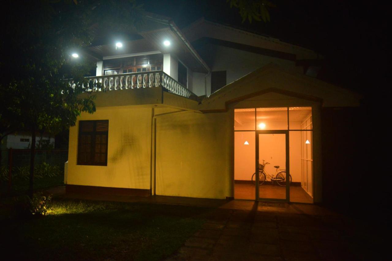 Hostel Mon Reve, Unawatuna Exterior photo